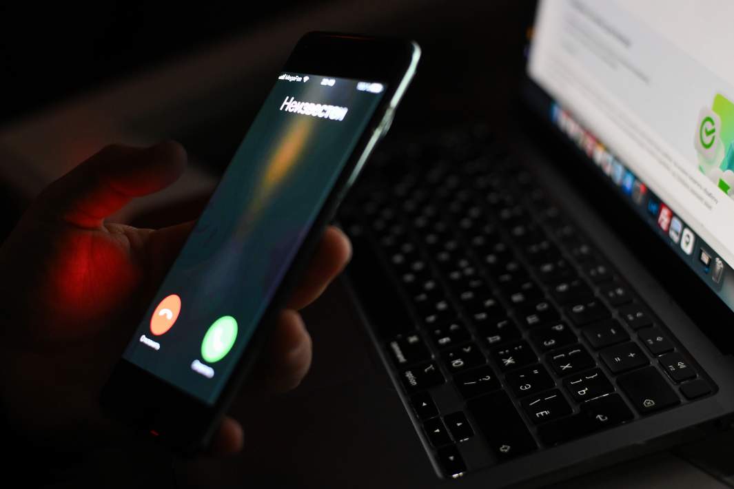 Мобильный телефон, на который позвонили с неизвестного номера