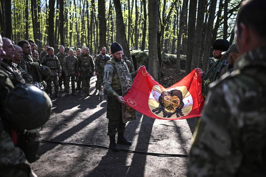 Священнослужитель во время пасхального молебна