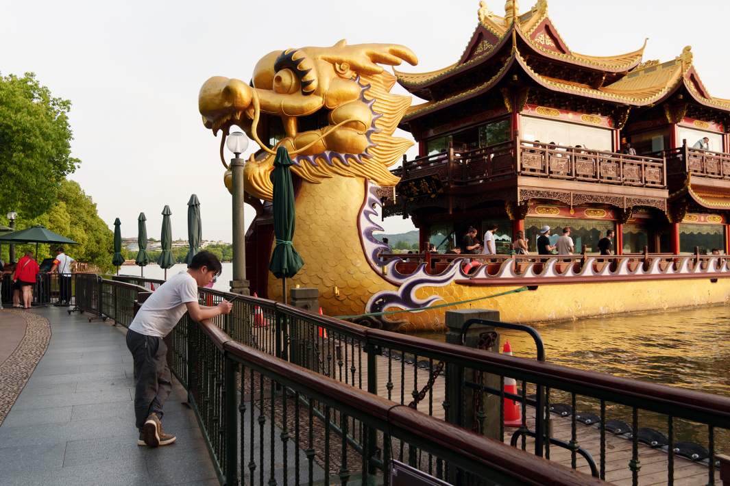 Прогулочное судно на озере Сиху в городе Ханчжоу в КНР