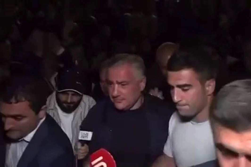 Глава ГК «Ташир» Самвел Карапетян (в центре) у своего дома в Ереване перед задержанием