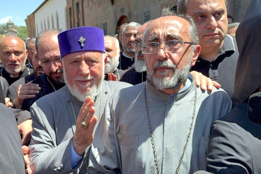 Католикос всех армян Гарегин II и архиепископ Микаэл Аджапанян