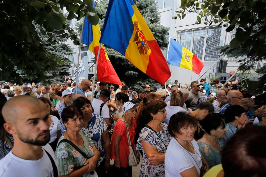 Пикет сторонников главы Гагаузии Евгении Гуцул у здания суда в Кишиневе