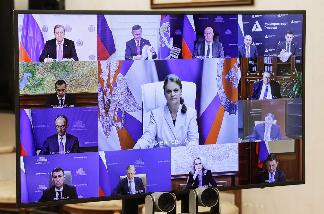 Члены правительства - участники совещания с президентом РФ Владимиром Путиным (совещание проходит в режиме видеоконференции). В центре: статс-секретарь - заместитель министра обороны РФ Анна Цивилева.