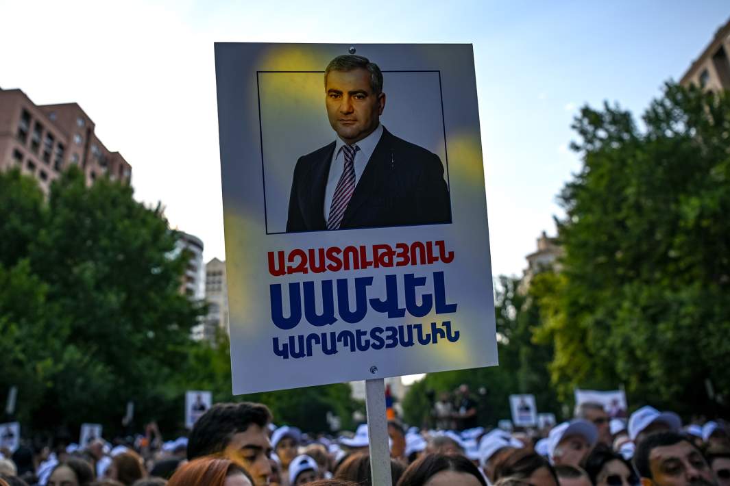 Плакат с надписью «Свободу Самвелу Карапетяну» во время акции в Ереване в поддержку арестованного владельца компании «Ташир Групп» Самвела Карапетяна