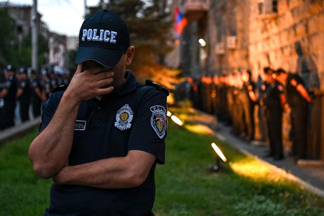 Сотрудник полиции во время акции в Ереване в поддержку арестованного владельца компании «Ташир Групп» Самвела Карапетяна