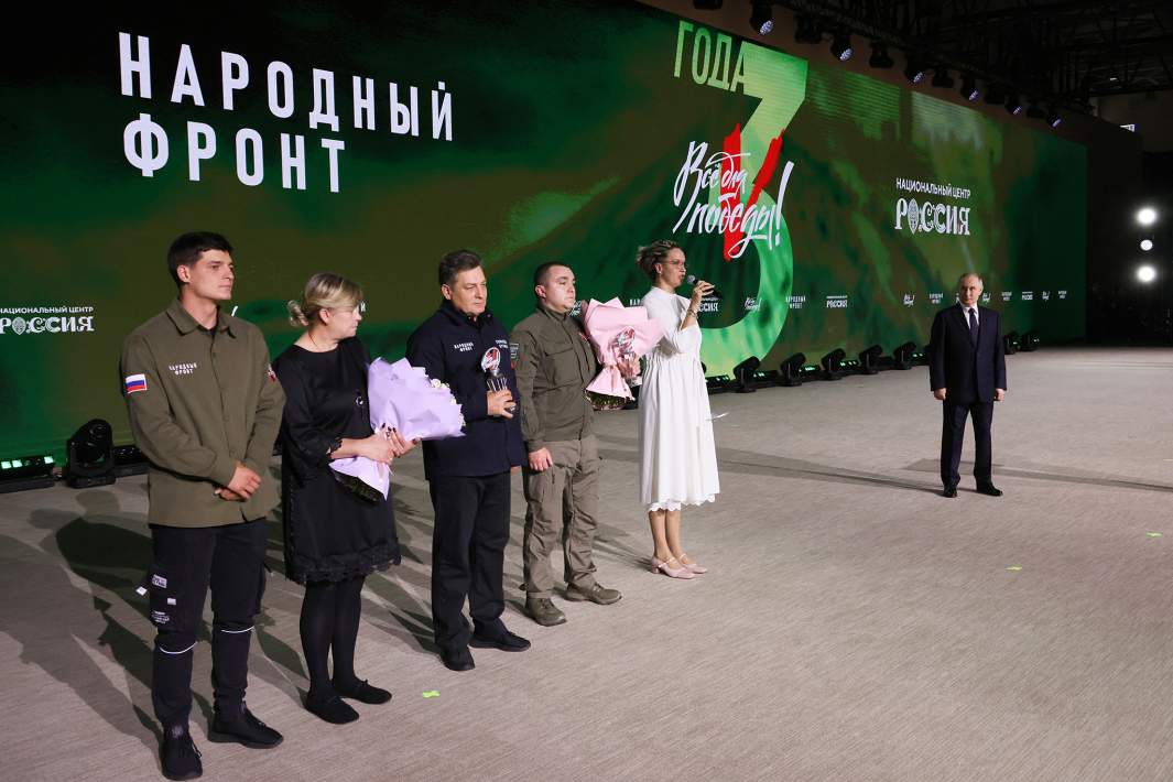 Президент РФ Владимир Путин и лауреаты премии «Все для победы» во время церемонии награждения