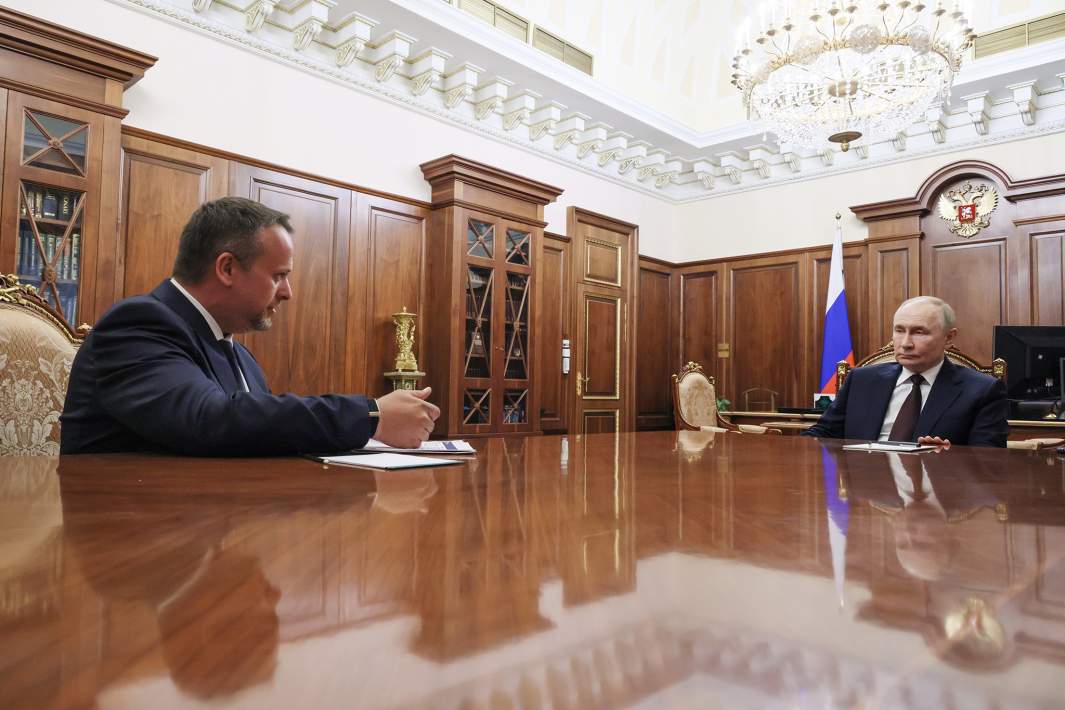 Президент РФ Владимир Путин и заместитель министра транспорта РФ Андрей Никитин во время встречи. Андрею Никитину предложено стать временно исполняющим обязанности министра транспорта РФ