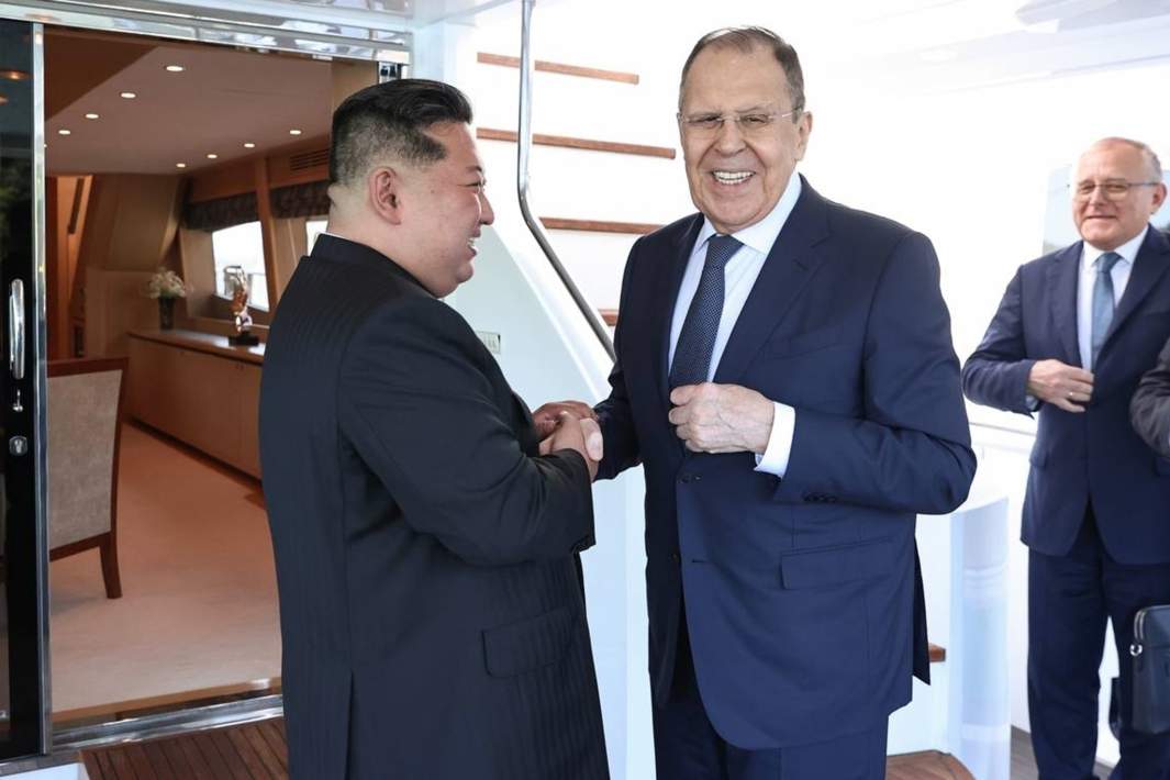 Лидер КНДР Ким Чен Ын и глава МИД РФ Сергей Лавров на встрече в Вонсане