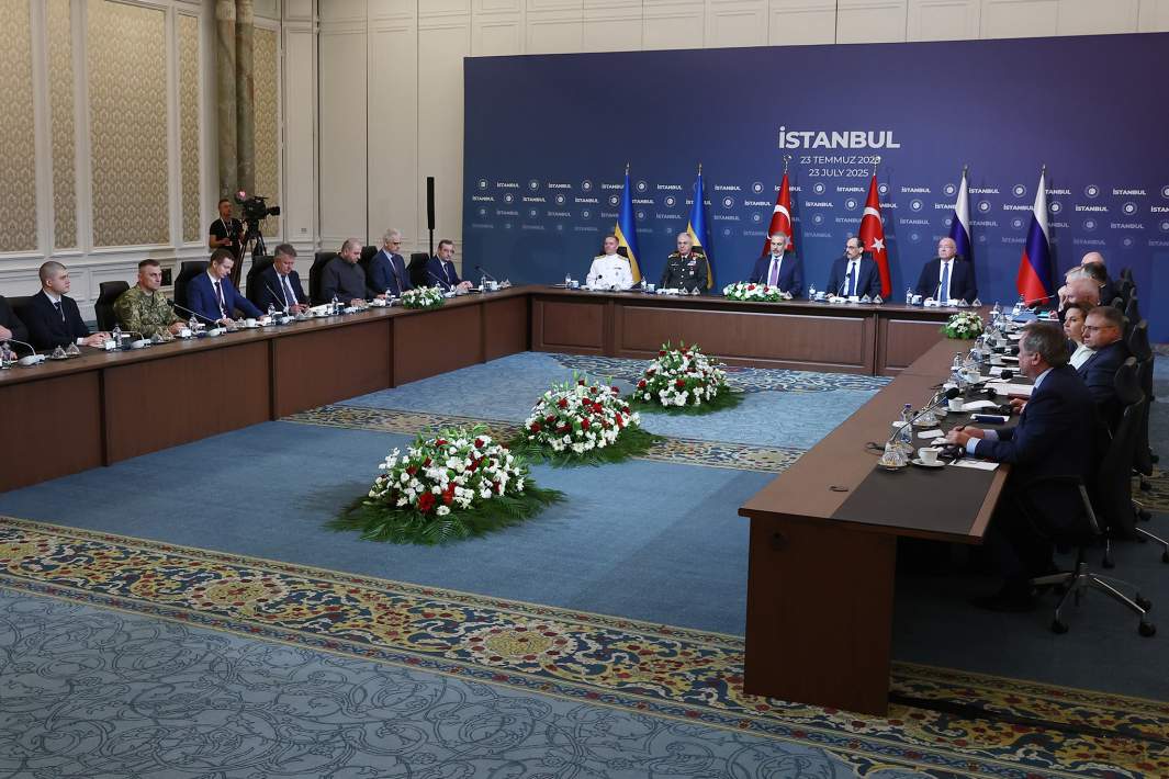 Переговоры делегаций России и Украины с участием представителей Турции во дворце Чираган в Стамбуле