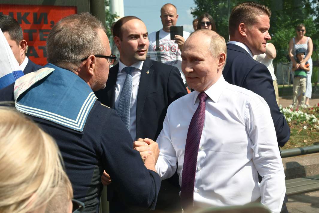 Владимир Путин общается с жителями в Санкт-Петербурге