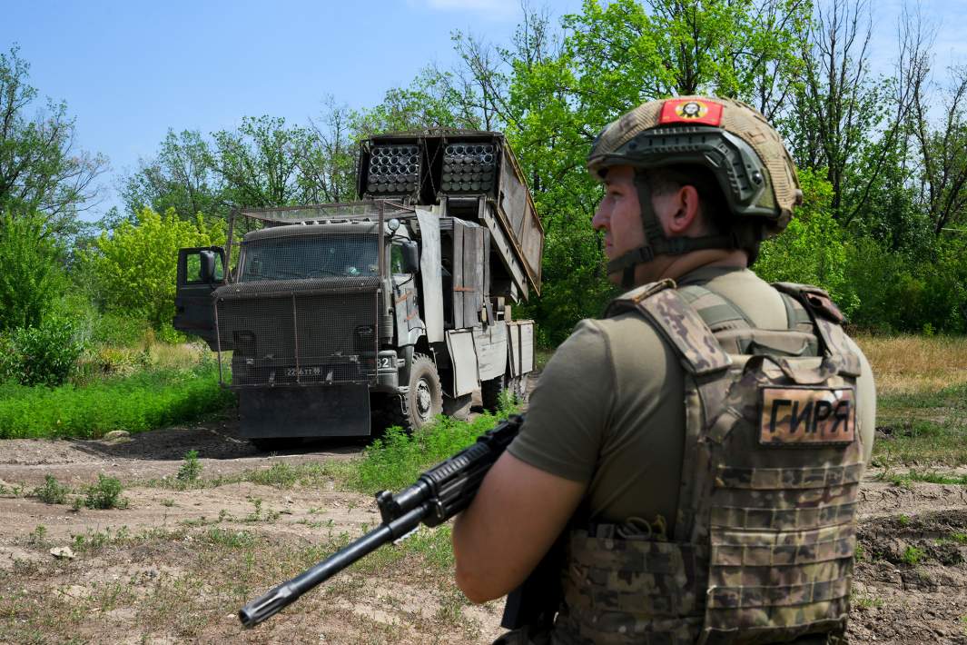 Военнослужащий ВС РФ у инженерной системы дистанционного минирования