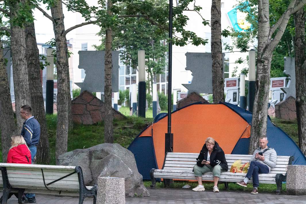 Местные жители в парке Победы в Петропавловске-Камчатском. Некоторые жители ночуют в палатках в парке Победы из-за страха повторного землетрясения