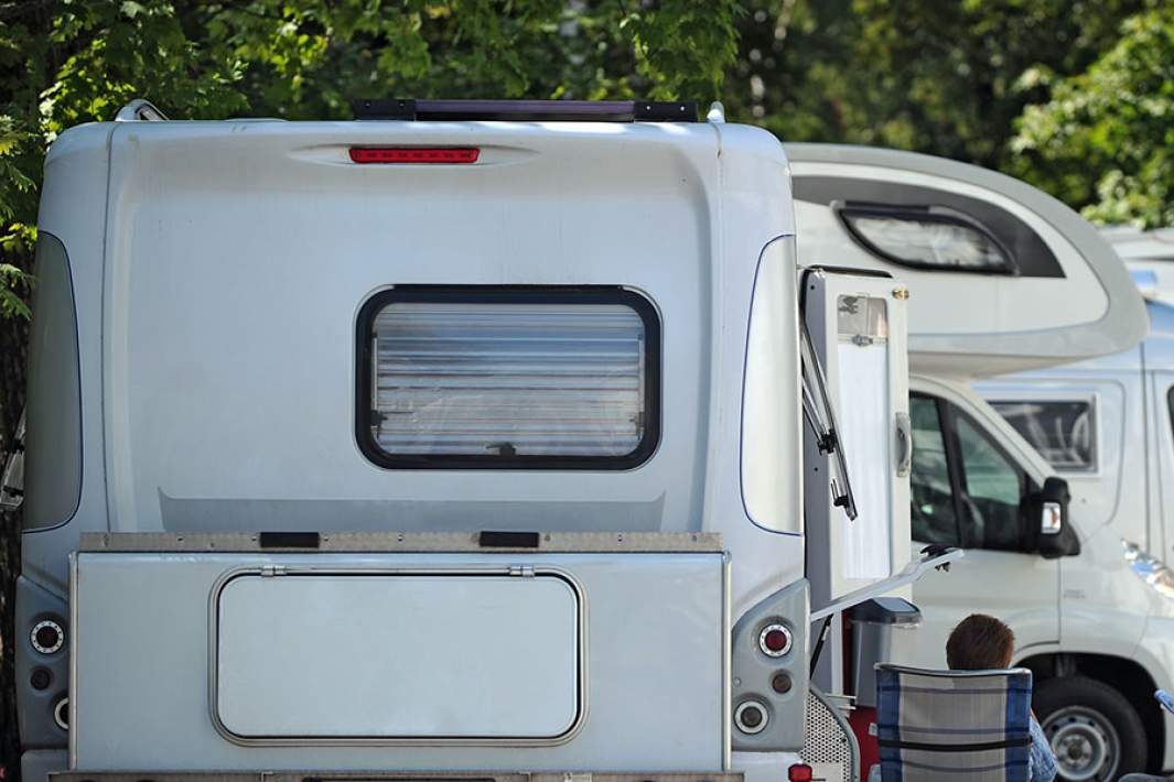 Житель автодома на территории кемпинга 