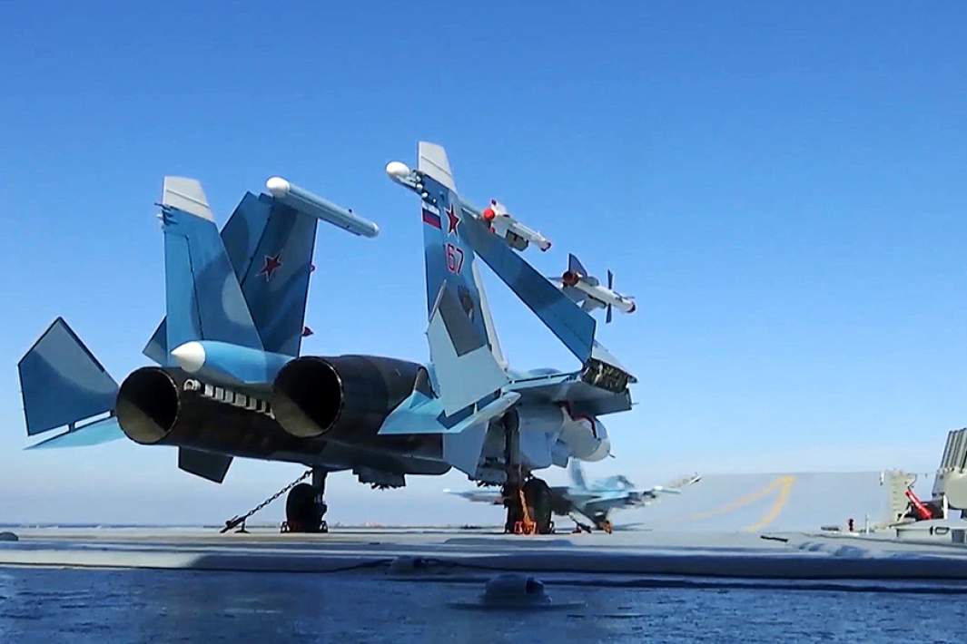 Истребитель Су-33 во время боевого вылета с палубы