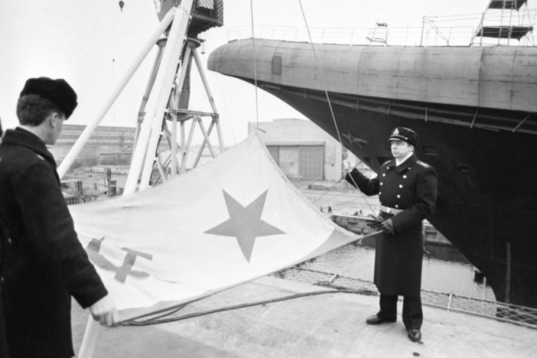 Подъем военно-морского флага СССР на авианесущем крейсере "Адмирал Флота Советского Союза Кузнецов"