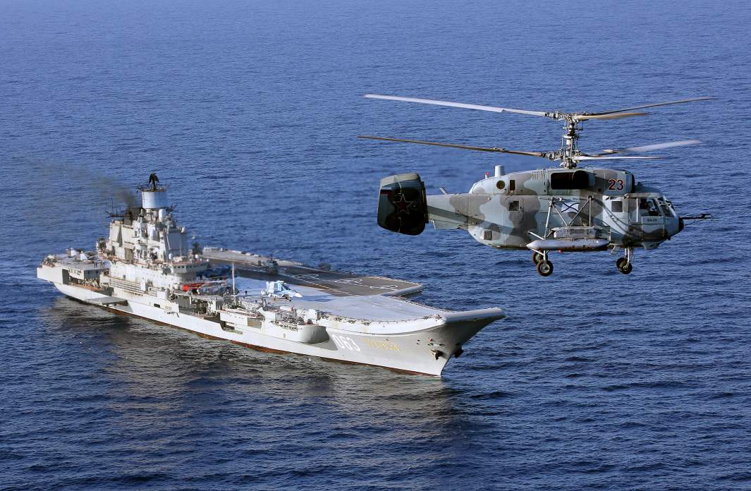 Тяжелый авианесущий крейсер «Адмирал Кузнецов» и вертолет Ка-29 ВС РФ у берегов Сирии. 2017 год