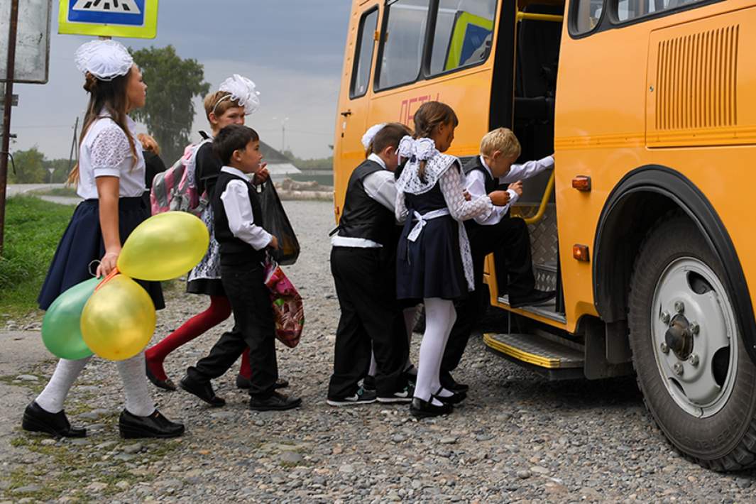 Дети садятся в автобус