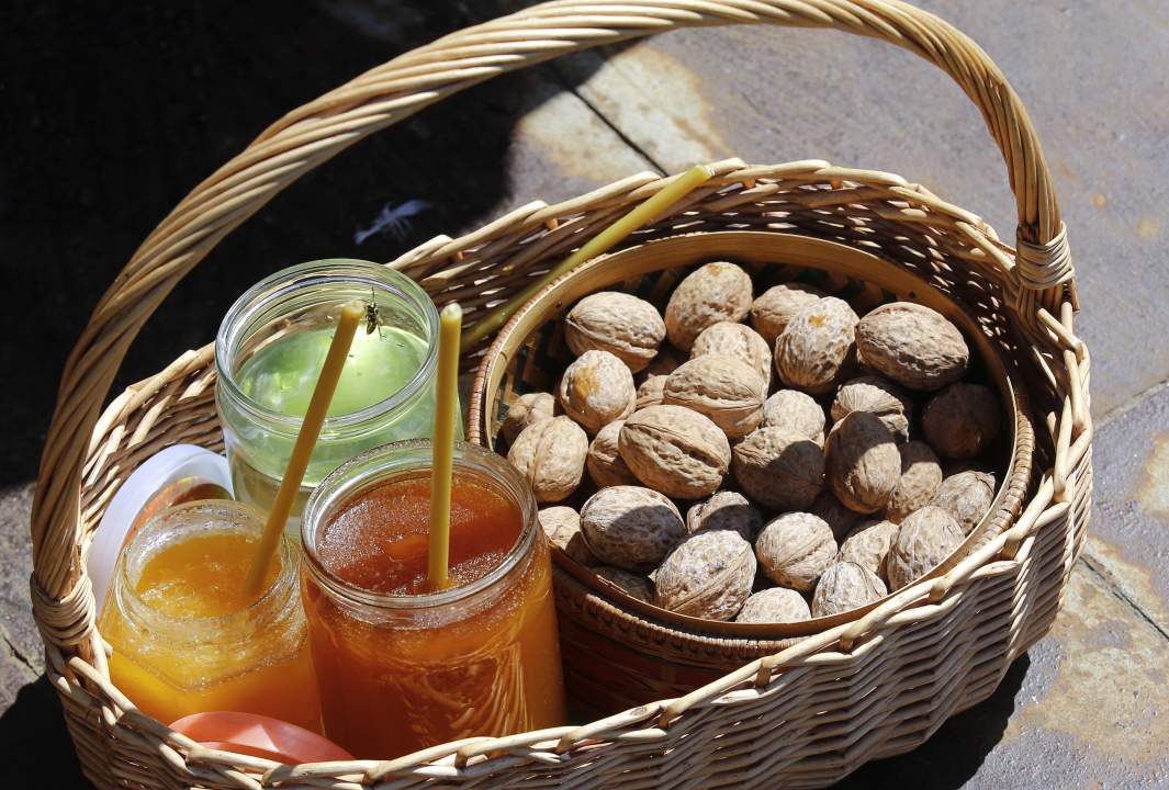 корзинка с орехами