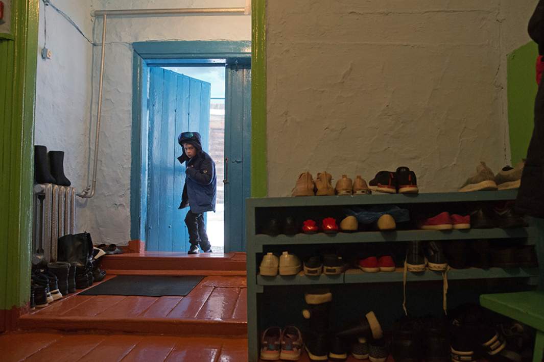 Ребенок заходит в раздевалку малокомплектной школы в селе