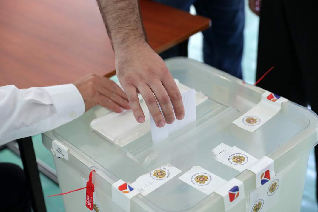 Урна для голосования в Армении 