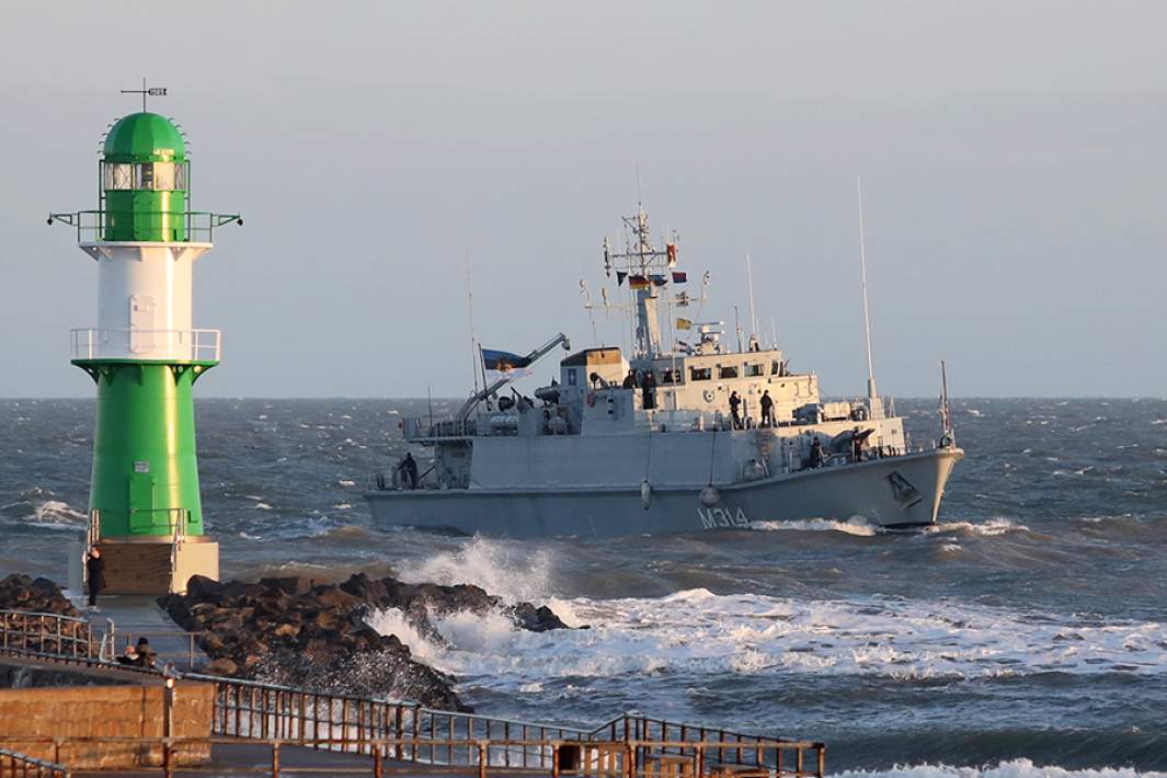 Эстонский тральщик в Балтийском море