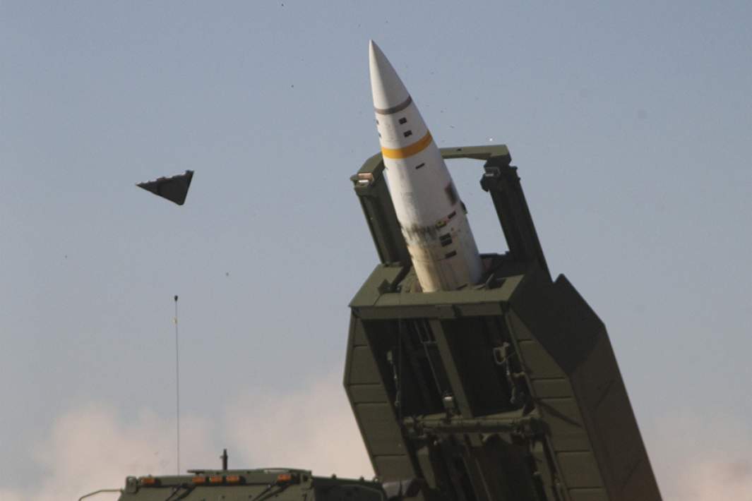 Реактивная система залпового огня с ракетами ATACMS