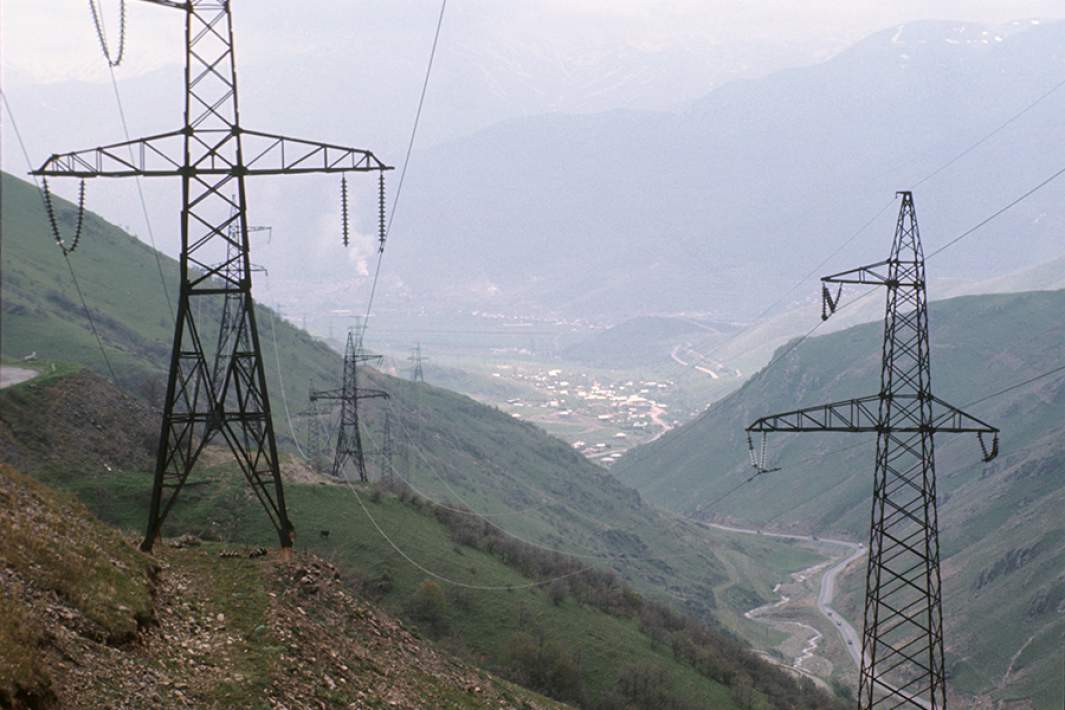 Высоковольтная линия электропередачи близ города Кировакана в Армении