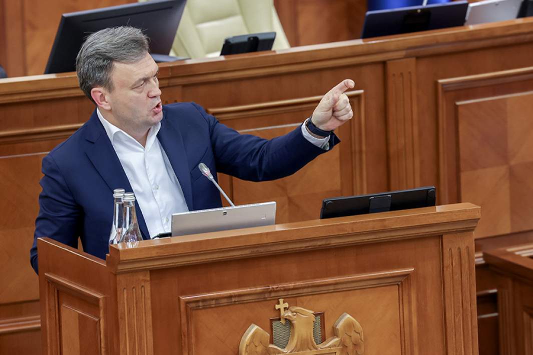 Премьер-министр Молдавии Дорин Речан во время выступления на заседании парламента