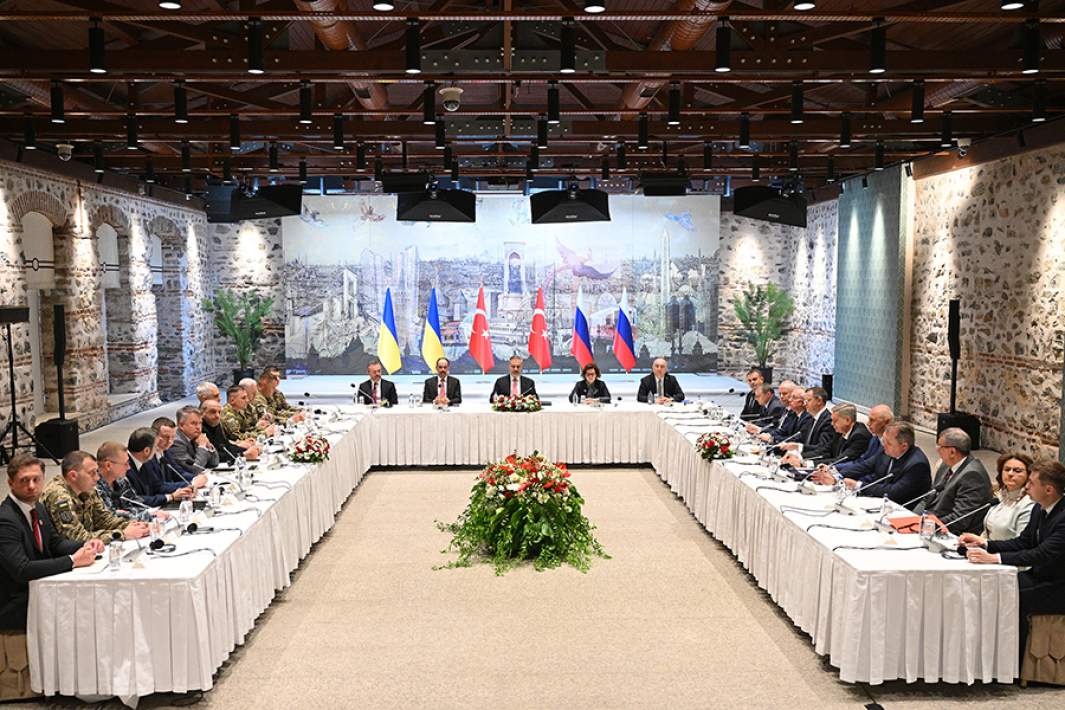 Делегации России и Украины во время переговоров