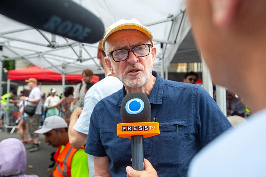 Бывший лидер Лейбористской партии Джереми Корбин во время Национального марша в поддержку Палестины в Лондоне