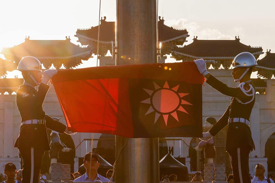 Военнослужащие Тайваня держат флаг 