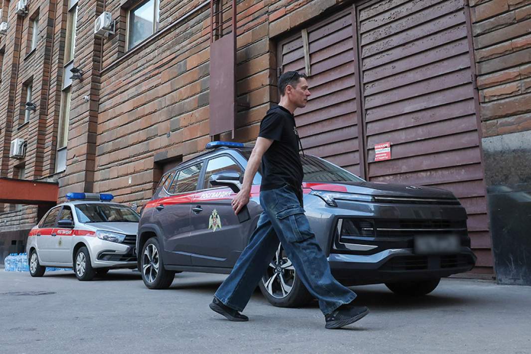 Мужчина около машин правоохранительных органов на территории МХАТ им. Горького