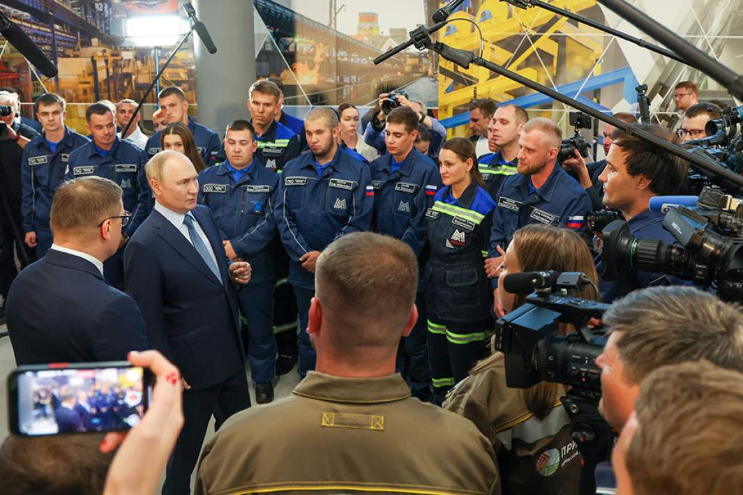 Президент РФ Владимир Путин во время разговора с рабочими Магнитогорского металлургического комбината