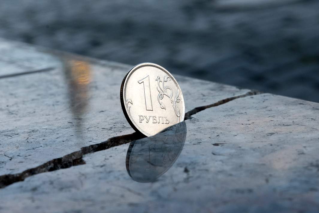 Рубль в трещине 