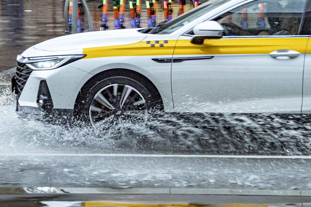 такси едет в дождь 