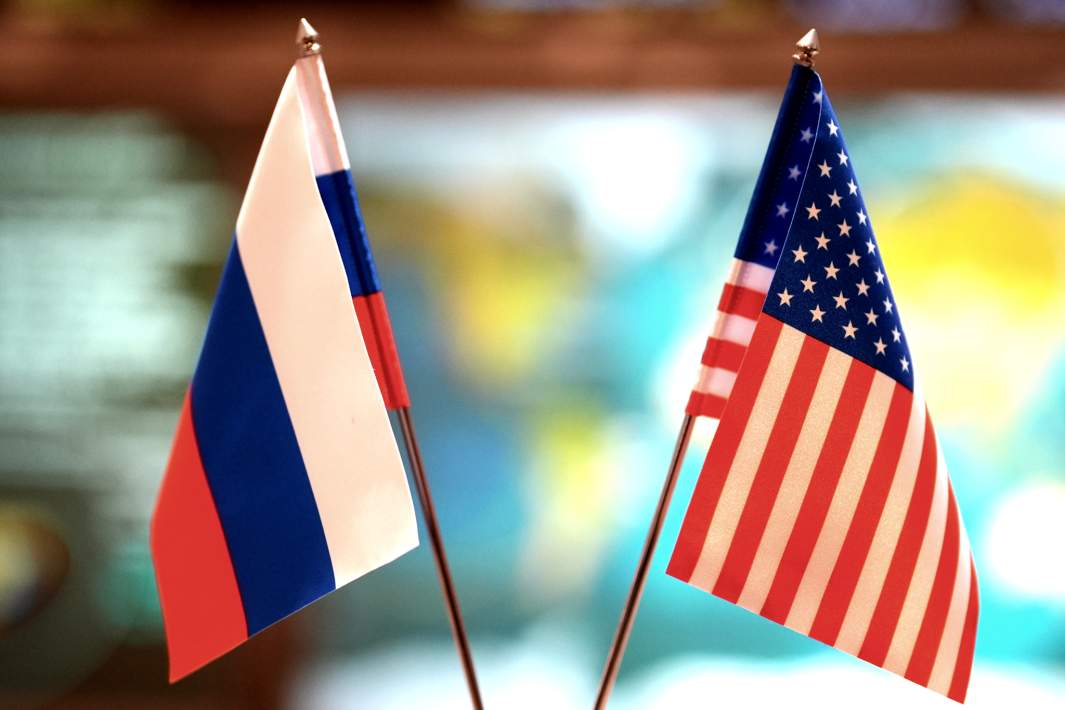Флаги России и США