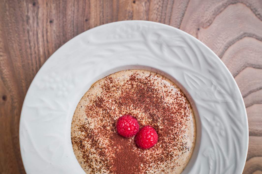 Ржаной тирамису с савоярди, солодом и свежей малиной