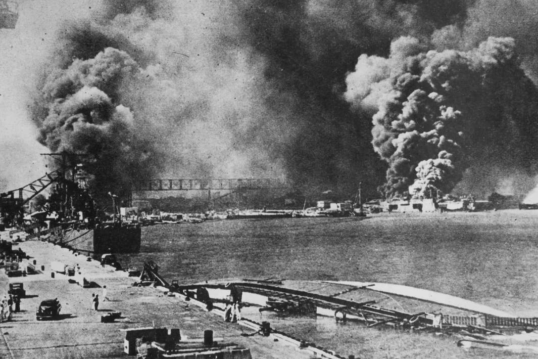 Горящие американские корабли в гавани Перл-Харбора. 7 декабря 1941 года