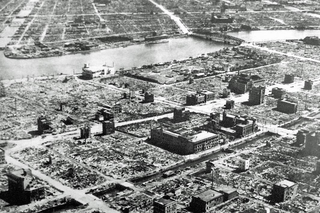 Жилые кварталы Токио, уничтоженные в ходе ковровой бомбардировки ВВС США. 10 марта 1945 года