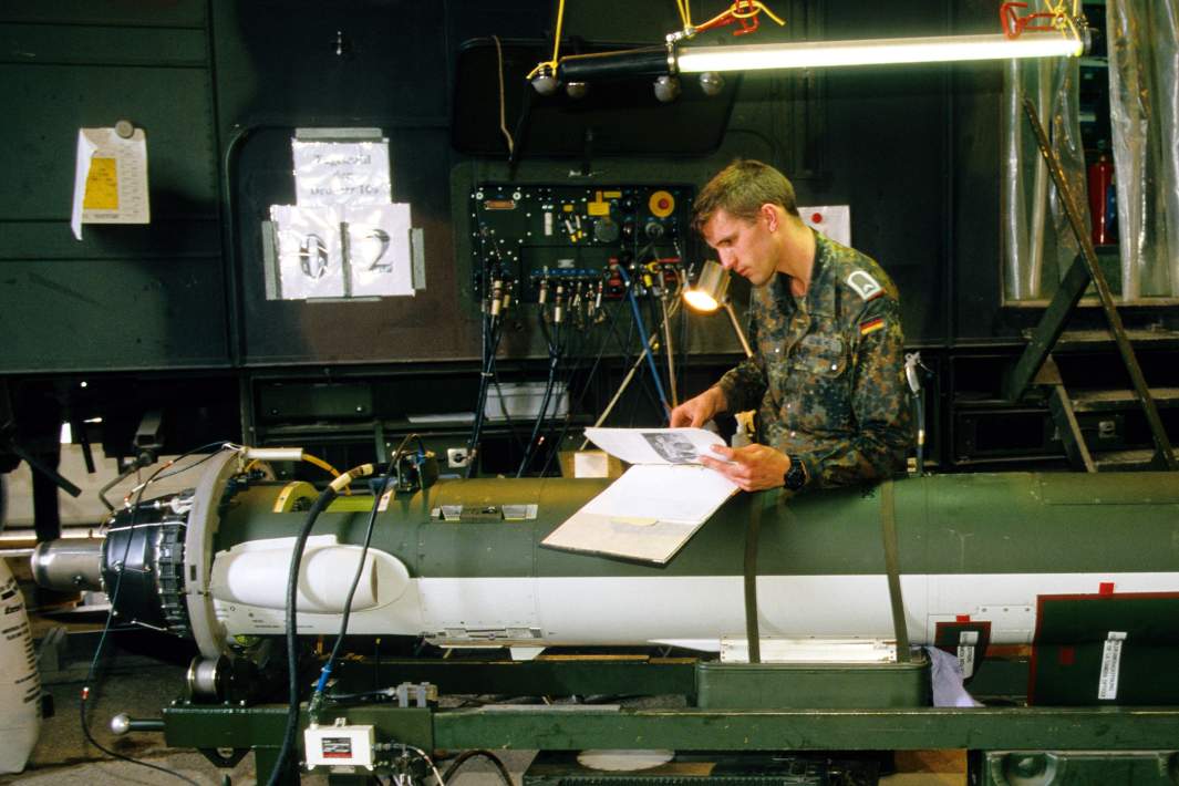 Солдат бундесвера смотрит инструкцию 