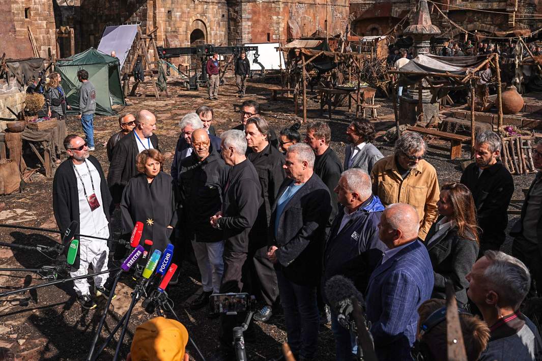 Генеральный директор АО «Национальная медиа группа» Светлана Баланова, продюсер Федор Бандарчук, генеральный директор Первого канала Константин Эрнст и мэр Москвы Сергей Собянин на съемочной площадке сериала «Трудно быть Богом» в кинопарке «Москино»