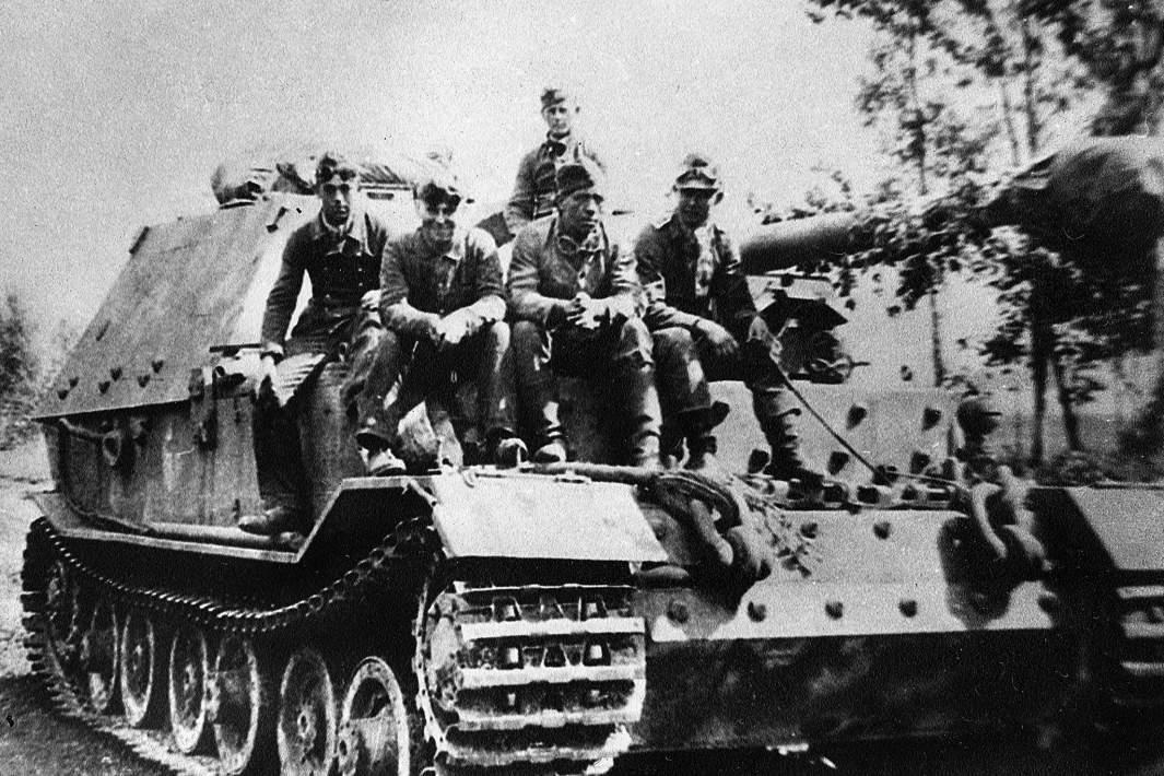 Немецкая самоходная установка «Фердинанд» в районе Курского выступа перед началом боев. Начало июля 1943 года