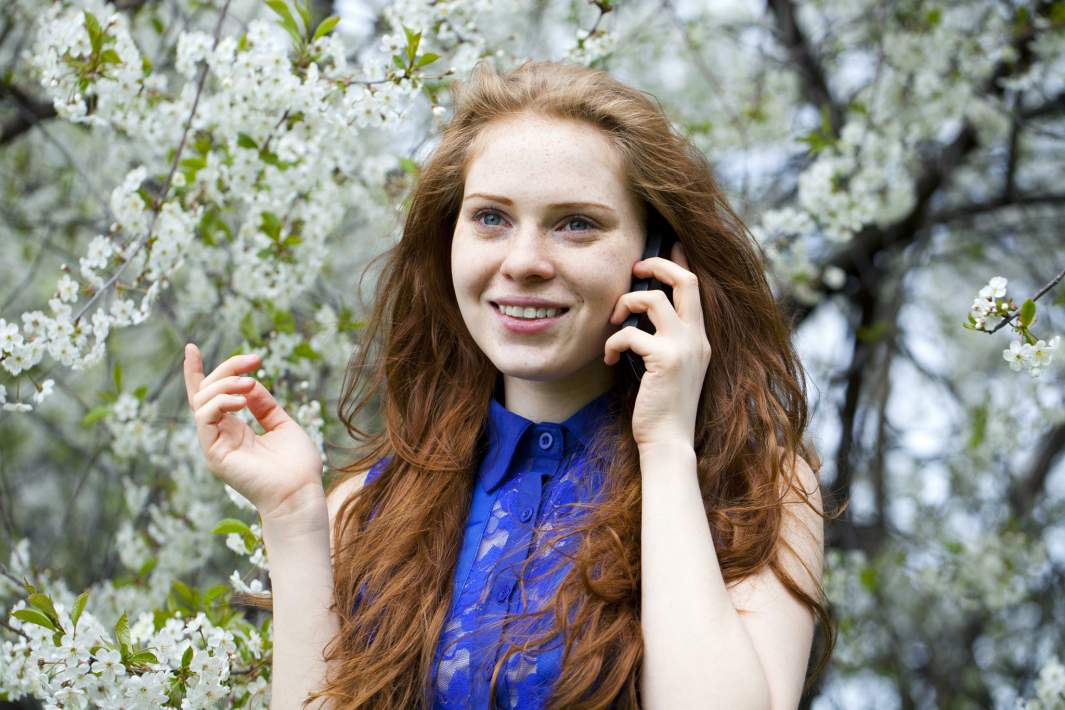 Девушка мечтает говоря по телефону
