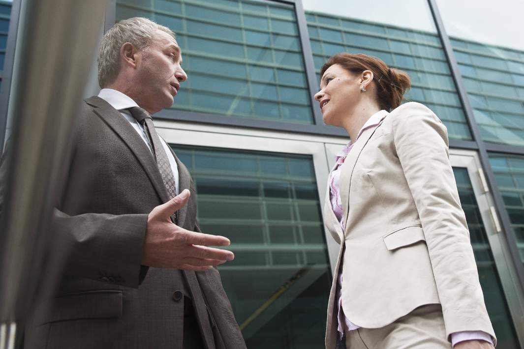 Мужчина и женщина общаются