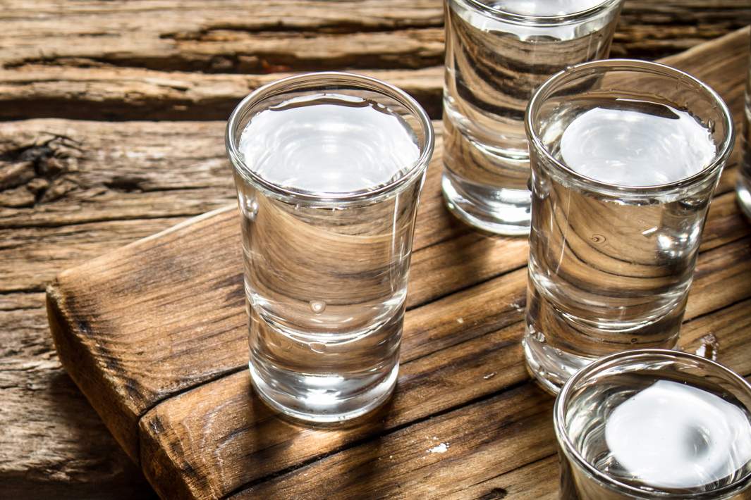 Стаканы с жидкостью 