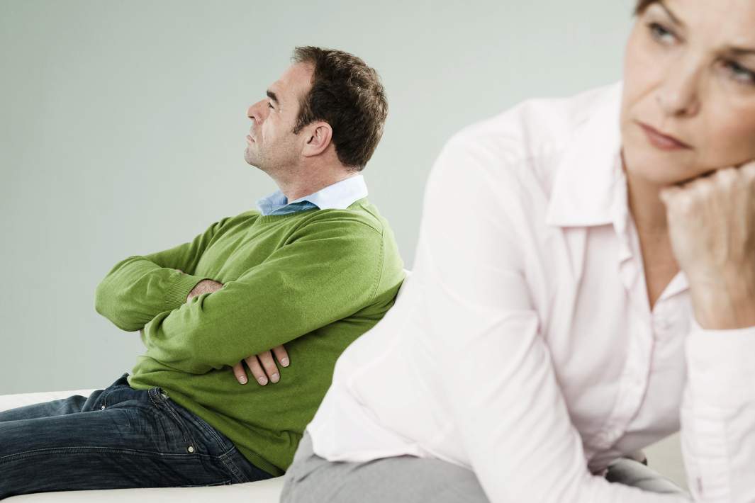 Мужчина и женщина ссорятся 