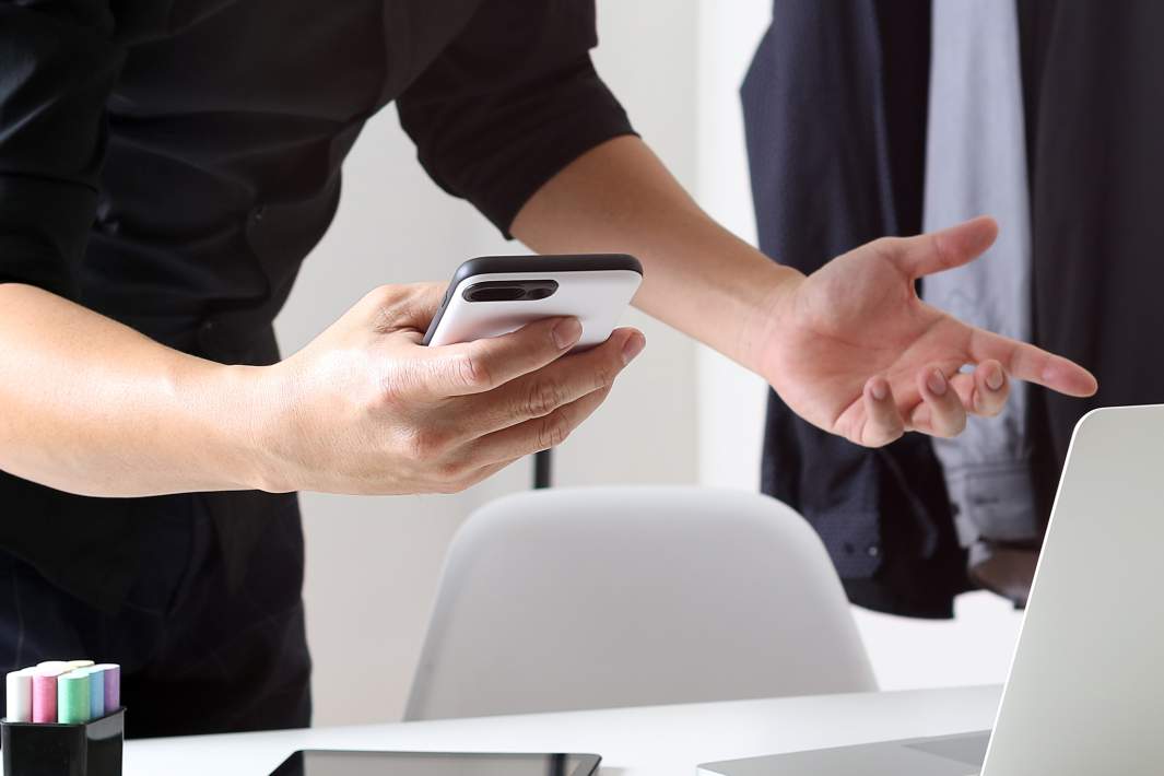 Мужчина держит в руках телефон 