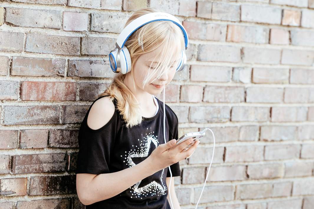 Ребенок слушает музыку 