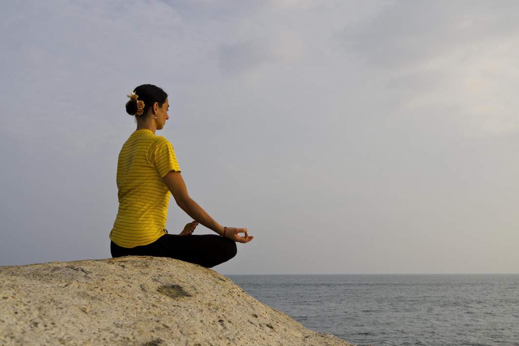 Йога на берегу моря 