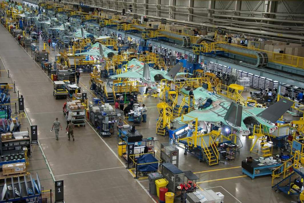 Военный завод в США 